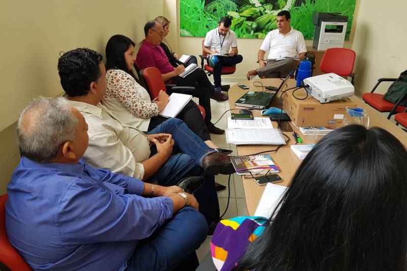 A equipe do Centro Regional de Governo do Sudeste do Pará sediou nos dias 2 e 3 de maio, em Marabá, o workshop “Política Estadual de Socioeconomia, Governança Pública Compartilhada e Planejamento Estratégico Situacional”, ministrado pelos consultores Oscar Marmolejo e Vinícius Ferreira, do Programa das Nações Unidas para o Desenvolvimento (Pnud).
FOTO: ASCOM CRGSP
DATA: 03.05.2018
MARABÁ - PARÁ <div class='credito_fotos'>Foto: ASCOM CRGSP | <a href='/midias/2018/originais/db9d14c4-22d2-4bfd-a6c1-8ec74212c505.jpg' download><i class='fa-solid fa-download'></i> Download</a></div>