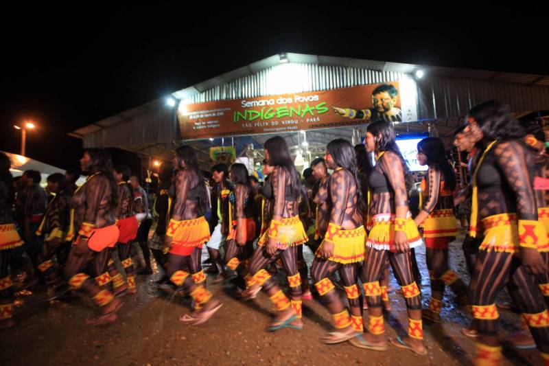 O dia começou cedo para os participantes da Semana dos Povos Indígenas, que ocorre em São Félix do Xingu, no sudeste do Pará. A vasta programação se estendeu durante toda a segunda-feira (16), com os serviços ofertados pelo Estado, os jogos e abertura oficial, à noite. Nesta segunda-feira também começaram as competições. Além do atletismo, com a corrida de 100 metros rasos para homens e mulheres, houve partidas de futsal feminino e de cabo de guerra masculino e feminino. Espalhados por diversos espaços da cidade, os jogos são uma atração muito esperada, tanto pelos índios quanto pelo público que prestigia as disputas.
FOTO: RODOLFO OLIVEIRA / AG. PARÁ
DATA: 16.04.2018
SÃO FÉLIX DO XINGU - PARÁ <div class='credito_fotos'>Foto: Rodolfo Oliveira/Ag. Pará | <a href='/midias/2018/originais/dba400e4-335c-4fb3-8045-e9df6e6f3732.jpg' download><i class='fa-solid fa-download'></i> Download</a></div>