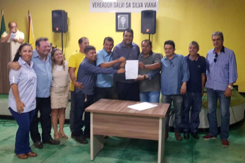 Quem precisa trafegar pela PA 287, do trecho da BR 158 até o município de Cumaru do Norte, teve uma boa notícia neste sábado (23), quando foi entregue a ordem de serviço para a execução da obra de conservação da rodovia. A solenidade ocorreu na Câmara Municipal de Vereadores de Cumaru do Norte, e contou com a presença do Secretário Regional de Governo do Sudeste do Pará, Jorge Bittencourt, que no ato representou o governador Simão Jatene.
FOTO: ASCOM CRGSP
DATA: 23.06.2018
CUMARU DO NORTE - PARÁ <div class='credito_fotos'>Foto: ASCOM CRGSP | <a href='/midias/2018/originais/dba63cf8-419d-4893-8d55-afe4338a93d6.jpg' download><i class='fa-solid fa-download'></i> Download</a></div>