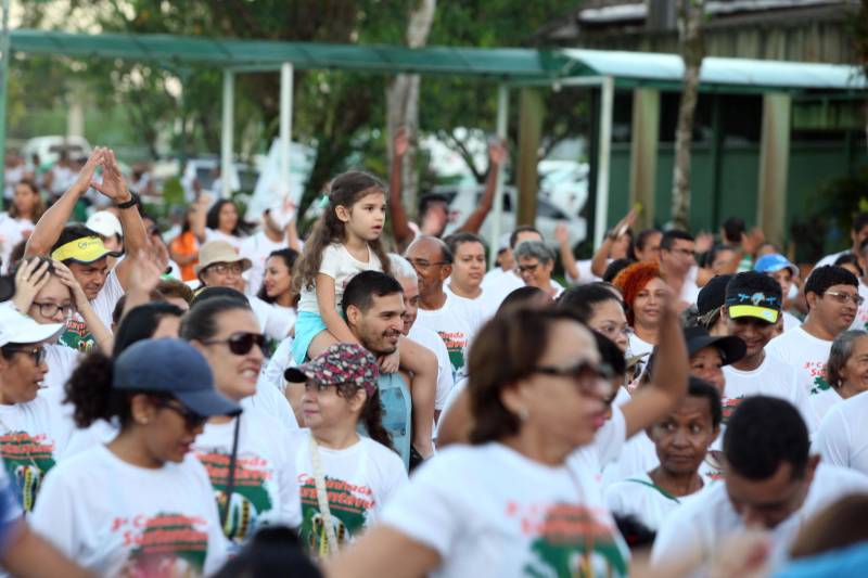 “Foi uma semana produtiva, de muito trabalho, de interação com a sociedade, e culminou com a caminhada sustentável (foto), que por sua vez foi extremamente bem-sucedida para mostrarmos que sustentabilidade também envolve saúde”. As palavras do titular da Secretaria de Estado de Meio Ambiente e Sustentabilidade (Semas), Thales Belo, encerraram uma programação vasta do Governo do Pará em alusão à Semana Mundial do Meio Ambiente.

FOTO: SIDNEY OLIVEIRA / AG. PARÁ
DATA: 09.06.2018
BELÉM - PARÁ <div class='credito_fotos'>Foto: Sidney Oliveira/Ag. Pará   |   <a href='/midias/2018/originais/dba8f441-65f3-4f17-8b48-f48f09cef943.jpg' download><i class='fa-solid fa-download'></i> Download</a></div>