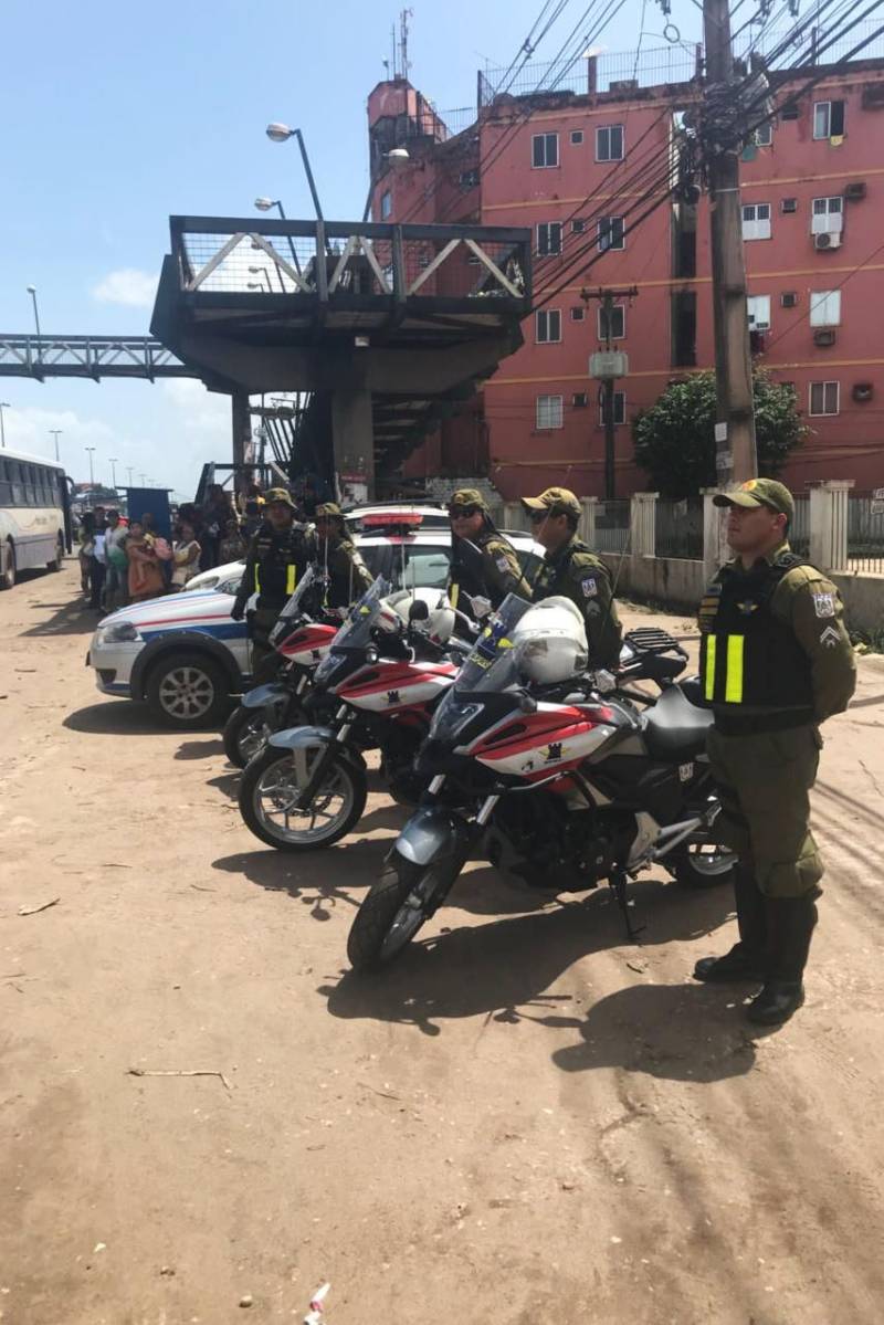 Para garantir maior segurança e tranquilidade no retorno à Região Metropolitana de Belém no feriado prolongado, o governo do Estado adotará uma medida inédita na Rodovia BR-316: a inversão de uma faixa, em sete quilômetros, no sentido de saída da capital, nesta terça-feira (13), das 16 às 22 h, e na quarta-feira (14), das 06 às 14 h. A medida visa permitir a fluidez do tráfego de veículos entre o KM-13, no município de Marituba, próximo ao Instituto de Ensino de Segurança Pública (Iesp), e o KM-06, no município de Ananindeua, no retorno após o posto de serviço da Polícia Rodoviária Federal.
FOTO: ASCOM / NGTM
DATA:13.02.2018
BELÉM - PARÁ <div class='credito_fotos'>Foto: ASCOM NGTM | <a href='/midias/2018/originais/dbaf23b4-012d-439e-ac42-cac6e75f1046.jpg' download><i class='fa-solid fa-download'></i> Download</a></div>