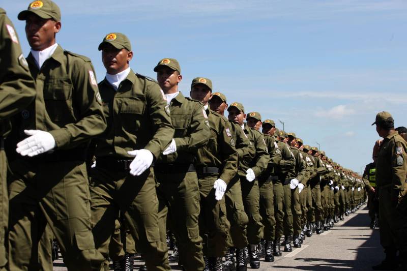 A cerimônia de formatura dos novos praças da Polícia Militar ocorreu na manhã desta segunda-feira (9), simultaneamente, em Belém e outros seis municípios paraenses: Santa Izabel, Castanhal, Barcarena, Capanema, Bragança e Tucuruí. Em Parauapebas, Marabá, Breves, Soure e Conceição do Araguaia, a formatura será celebrada na quinta-feira, dia 12. Na sexta-feira, dia 13, é a vez de Santarém, Altamira, Paragominas e Itaituba. O governador Simão Jatene presidiu a cerimônia de formatura no Portal da Amazônia, bairro da Cidade Velha, em Belém. Milhares de familiares dos formandos lotaram o espaço para entregar aos novos policiais militares seus diplomas de conclusão de curso.
FOTO: SIDNEY OLIVEIRA / AG. PARÁ
DATA: 09.07.2018
BELÉM - PARÁ <div class='credito_fotos'>Foto: Sidney Oliveira/Ag. Pará | <a href='/midias/2018/originais/dbb11890-d9cc-41b9-a213-cc5cbe9b5ffc.jpg' download><i class='fa-solid fa-download'></i> Download</a></div>