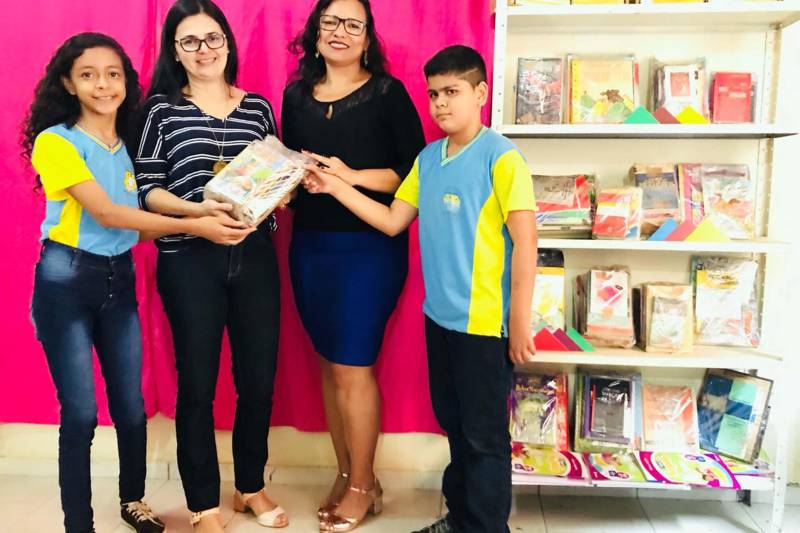 As salas de aula da Escola Municipal de Ensino Fundamental João Nunes de Souza, em Ananindeua, estavam todas decoradas com trabalhos criados pelos alunos em alusão ao Dia da Escola, que se comemora nesta quinta-feira, 15. Como presente especial, o projeto Livro Solidário entregou um acervo de 350 livros que serão usados em atividades de incentivo à leitura com os cerca de 290 estudantes da instituição. Na foto, o estudante André Isaac Araújo, 10 anos.
FOTO: ASCOM IOEPA
DATA: 15.03.2018
ANANINDEUA - PARÁ <div class='credito_fotos'>Foto: RONALDO QUADROS / ASCOM IOEPA | <a href='/midias/2018/originais/dbc2ad25-6cdb-472e-8d76-d33ebcf1fa87.jpg' download><i class='fa-solid fa-download'></i> Download</a></div>