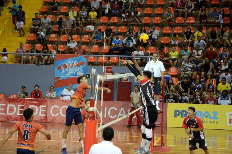 A 60ª edição dos Jogos Estudantis Paraenses (JEPs) encerrou neste domingo (24), na Arena Guilherme Paraense, em Belém. Após dois dias de competições, foram conhecidas as 16 equipes das modalidades coletivas de basquete, volei, futsal e handebol, nas categorias "A" (12 a 14 anos) e "B" (15 a 17 anos) que vão representar o Pará na etapa nacional dos Jogos Escolares da Juventude, em setembro.
FOTO: FERNANDO NOBRE / ASCOM SEDUC
DATA: 24.06.2018
BELÉM - PARÁ <div class='credito_fotos'>Foto: FERNANDO NOBRE/ASCOM SEDUC | <a href='/midias/2018/originais/dbc806d3-d987-4bed-8131-e1be62fff6bd.jpg' download><i class='fa-solid fa-download'></i> Download</a></div>