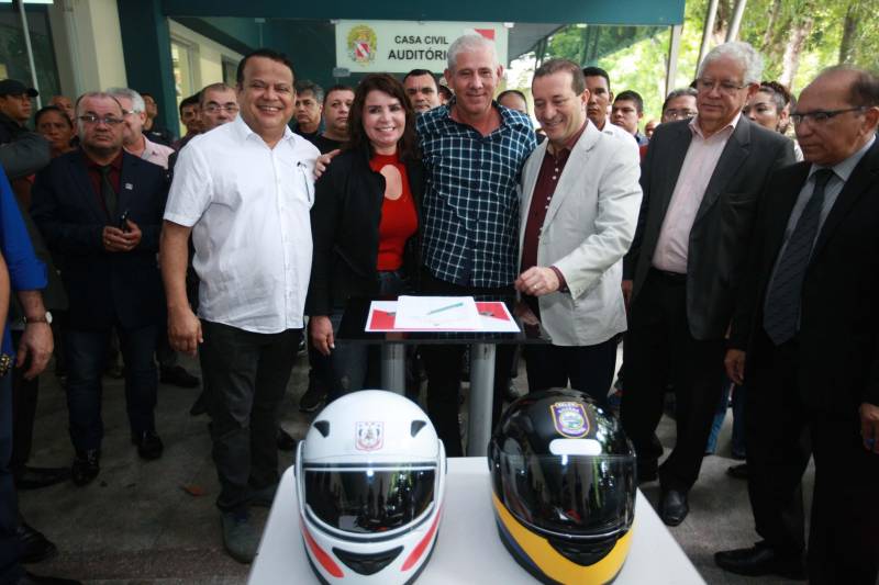 Polícia Militar, Guarda Municipal e Secretarias Municipais de Segurança Pública de 17 cidades do interior paraense receberam motos para ampliar o policiamento ostensivo e para atender ocorrências em suas sedes. Os veículos adquiridos pelo Governo do Estado são provenientes de emenda parlamentar de três deputados da Assembleia Legislativa do Pará (ALEPA), e entregues (foto) nesta segunda-feira (28) durante cerimônia na sede da Casa Civil, em Belém. Ao todo foram entregues 44 motos do modelo Honda XRE 300 CC, todas com kit sinalizador acústico e visual, rastreador, dois capacetes e queixeiras. Prefeitos, secretários de segurança, representantes das polícias, guardas municipais e deputados estiveram presentes na solenidade e ressaltaram a importância de ampliar a frota de veículos para dar apoio a segurança dos municípios.
FOTO: MÁCIO FERREIRA / AG. PARÁ
DATA: 28.05.2018
BELÉM - PARÁ <div class='credito_fotos'>Foto: MÁCIO FERREIRA/ AG. PARÁ | <a href='/midias/2018/originais/dbd293b6-8f3b-4777-bb57-85e5923b0c80.jpg' download><i class='fa-solid fa-download'></i> Download</a></div>
