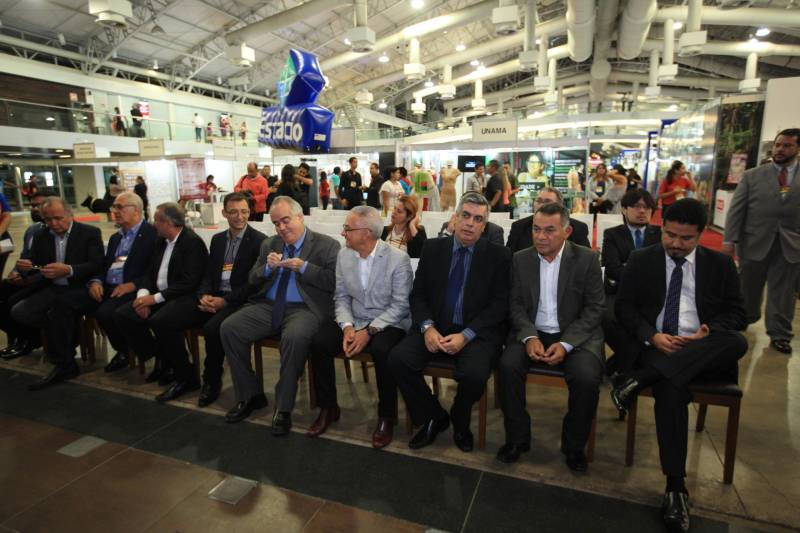 A abertura da Feira Pará Negócios 2018, nesta quinta-feira (22), no Hangar Convenções e Feiras da Amazônia, em Belém, foi marcada pela assinatura de um protocolo de intenções entre a Secretaria de Desenvolvimento Econômico, Mineração e Energia (Sedeme), Companhia de Desenvolvimento Econômico do Pará (Codec) e a empresa ZSun Energy que prevê investimentos na ordem de R$12 milhões de reais para a região do município de Paragominas, sudeste do estado, com a chegada de uma indústria de placas de energia solar no município a partir do ano que vem.

FOTO: MÁCIO FERREIRA / AG. PARÁ
DATA: 22.11.2018
BELÉM - PARÁ <div class='credito_fotos'>Foto: MÁCIO FERREIRA/ AG. PARÁ   |   <a href='/midias/2018/originais/dbd35880-b21a-4eba-8a1e-5feca08d52e5.jpg' download><i class='fa-solid fa-download'></i> Download</a></div>