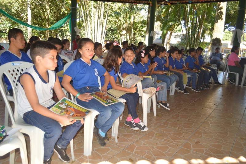 A programação dedicada à Semana do Meio Ambiente, promovida pela Secretaria de Meio Ambiente e Sustentabilidade (Semas), teve continuação nesta quinta-feira (7), com palestra (foto) e lançamento da cartilha ambiental Uma Escola na Floresta: educando para o bem comum, na Associação Cultural do Marex, para alunos do ensino fundamental da Escola Castelo Branco. A Semana do Meio Ambiente prossegue na sexta-feira (8), quando as atividades estarão voltadas aos estudantes do ensino médio do Colégio D. Pedro, também na Associação Cultural Marex. O encerramento da programação em homenagem ao Dia Mundial do Meio Ambiente, comemorado dia 5 de junho, será com a caminhada Descoberta de Novos Caminhos, no sábado (9), no Parque do Utinga, com início marcado para as 6h. Mil pessoas estão inscritas para participar dessa atividade.
FOTO: ASCOM / SEMAS
DATA: 07.06.2018
BELÉM - PARÁ <div class='credito_fotos'>Foto: ASCOM SEMAS | <a href='/midias/2018/originais/dbd3eee9-eb46-48a0-bd71-16aad268e037.jpg' download><i class='fa-solid fa-download'></i> Download</a></div>