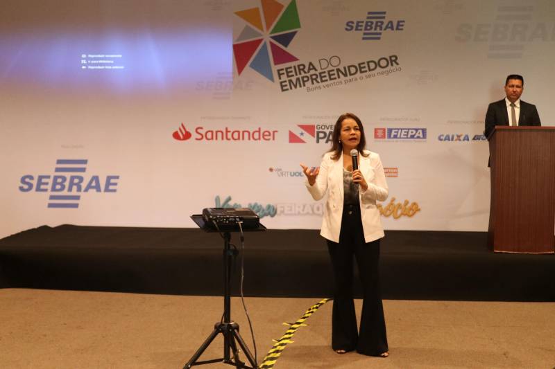 Produtores, empresários paraenses, representantes de sindicatos e cooperativas regionais participaram do seminário “Nova Lei da Biodiversidade e acesso ao patrimônio genético: implicações para quem usa recursos florestais do Pará”. O evento ocorreu na quarta-feira (16), no Hangar, dentro da programação da Feira do Empreendedor 2018, iniciativa da Secretaria de Ciência, Tecnologia e Educação Profissional e Tecnológica (Sectet) e do Sebrae no Pará. O objetivo foi prestar informações e esclarecer dúvidas sobre as implicações da Lei nº 13.123, de 2015, que junto com o Decreto nº 8.772, de maio de 2016, estabelece o novo Marco Legal da Biodiversidade. O seminário contou com parceiros como: o Sindicato das Indústrias de Produtos Químicos, Petroquímicos, Farmacêuticos e de Perfumaria e Artigos de Toucador do Estado do Pará (Sinquifarma) e a Agência de Inovação Tecnológica da UFPA (Universitec). Na foto, a secretária adjunta da Sectet, Maria Amélia Enriquez.
FOTO: ASCOM / SECTET
DATA: 17.05.2018
BELÉM - PARÁ <div class='credito_fotos'>Foto: Ascom Sectet | <a href='/midias/2018/originais/dbdc2480-15d0-48be-bb4c-23375ae458f7.jpg' download><i class='fa-solid fa-download'></i> Download</a></div>