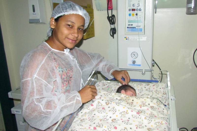A dona de casa Cilene Pereira da Gama, 21 anos (foto), residente no interior de Portel, teve um caso inusitado, com seu filho Davi, que veio ao mundo com 34 semanas, no dia 5 deste mês, no Hospital Municipal de Portel, de onde foi transferido, no dia seguinte, via regulação estadual, para atendimento no HRPM. “Eu fui carregar um balde com água e depois senti muita dor, que só parou quando meu filho nasceu

FOTO: ASCOM HRPM
DATA: 29.11.2018
BREVES - PARÁ <div class='credito_fotos'>Foto: Ascom HRPM   |   <a href='/midias/2018/originais/dbdc7b34-baee-4e36-97fd-66c4a2ef6845.jpg' download><i class='fa-solid fa-download'></i> Download</a></div>