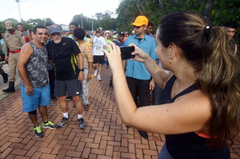 Uma reabertura feita a milhares de mãos. A fita inaugural colocada no inicio da trilha principal do Parque do Utinga foi rompida por mais de cinco mil pessoas ansiosas pelo inicio da caminhada, marcando o segundo dia da programação de reabertura do mais novo espaço paraense de lazer e interatividade com a natureza. Misturado aos populares, o governador Simão Jatene andou os quatro quilômetros que separam a entrada do parque ao seu ponto final, o Recanto da Volta.
FOTO: THIAGO GOMES / AG. PARÁ
DATA: 17.03.2018
BELÉM - PARÁ <div class='credito_fotos'>Foto: Thiago Gomes /Ag. Pará | <a href='/midias/2018/originais/dbe060ef-b580-477e-8690-9af2279b3a30.jpg' download><i class='fa-solid fa-download'></i> Download</a></div>