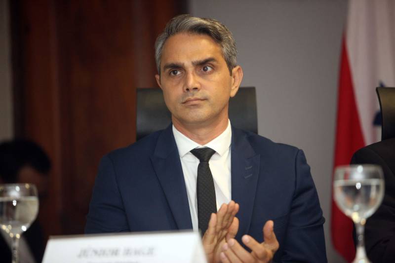 A Defensora Pública Geral, Jeniffer de Barros Rodrigues, foi reconduzida pelo Conselho Superior da Defensoria Pública do Estado do Pará para mais um biênio frente à Defensoria Pública do Estado do Pará. A 52ª Sessão Extraordinária do Conselho Superior ocorreu nesta terça-feira, 26 de junho, e foi presidida pelo Subdefensor Público Geral do Estado do Pará, Vladimir Koenig. Jeniffer de Barros Rodrigues foi reconduzida pelo Governador do Estado, Simão Jatene, por meio do decreto de 27 de março de 2018. A Defensora Pública Geral do Estado do Pará foi a candidata mais votada na eleição para o cargo, ocorrida em 09 de março de 2018, com 162 votos. A Sessão Solene contou com a presença de familiares, autoridades de Estado, membros da Gestão, defensores públicos e servidores da Defensoria Pública do Estado. Na foto, o deputado estadual Júnior Hage.
FOTO: MARCELO LELIS / AG. PARÁ
DATA: 26.06.2018
BELÉM - PARÁ <div class='credito_fotos'>Foto: Marcelo Lelis / Ag. Pará | <a href='/midias/2018/originais/dbe987d7-c045-4bbd-9aa8-2a7e83ddeeb1.jpg' download><i class='fa-solid fa-download'></i> Download</a></div>
