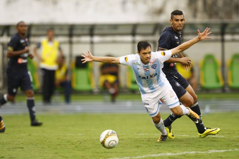 O Clube do Remo venceu o Paysandu por 2 a 1 na tarde deste domingo, partida realizada no Estádio Mangueirão, e largou na frente pelo título do Campeonato Paraense de 2018.
FOTO: THIAGO GOMES / AG. PARÁ
DATA: 01.04.2018
BELÉM - PARÁ <div class='credito_fotos'>Foto: Thiago Gomes /Ag. Pará | <a href='/midias/2018/originais/dbecec5a-438a-41d2-9278-c41dfa36ce46.jpg' download><i class='fa-solid fa-download'></i> Download</a></div>