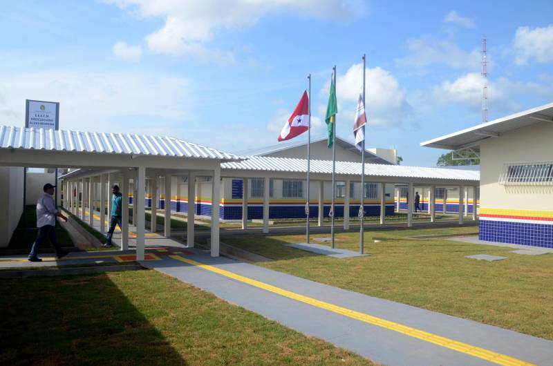 O ano letivo de 2019 no município de Conceição da Araguaia, no sudeste do Pará, vai contar com uma escola reestruturada de Ensino Médio. É a “Professora Deocleciano Alves Moreira” (foto), na avenida Carajás Sá, S/N, no bairro São Luís II. A unidade de ensino passou por obras de reforma e ampliação. A secretária de Estado de Educação, Ana Claudia Serruya Hage, participou da entrega dos serviços, nesta quinta-feira (27). A obra na escola teve financiamento do Banco Interamericano de Desenvolvimento (BID), em um investimento de R$ 5.811.204,58. O projeto faz parte do Programa de Melhoria da Qualidade e Expansão da Cobertura da Educação Básica do Estado do Pará, preconizado pela Seduc no Pacto pela Educação.

FOTO: FERNANDO NOBRE / ASCOM SEDUC
DATA: 27.12.2018
CONCEIÇÃO DO ARAGUAIA - PARÁ <div class='credito_fotos'>Foto: FERNANDO NOBRE/ASCOM SEDUC   |   <a href='/midias/2018/originais/dbf68644-58db-4a2a-9893-61a6491d78b9.jpg' download><i class='fa-solid fa-download'></i> Download</a></div>