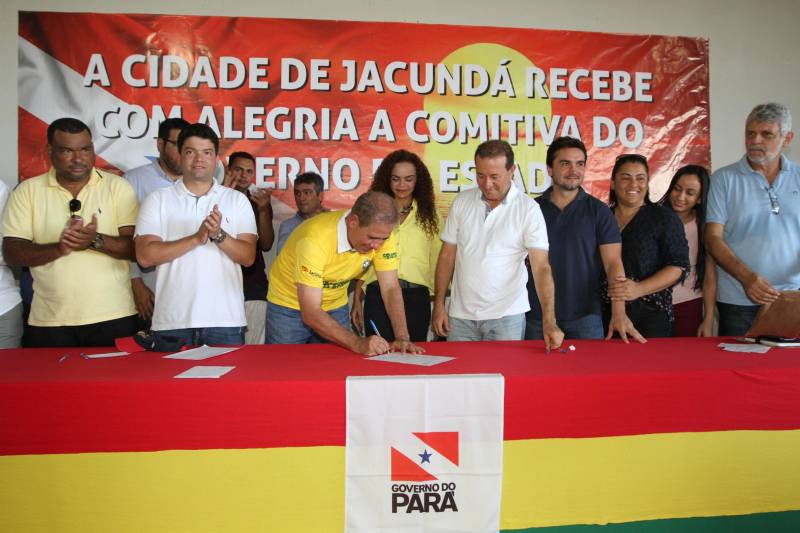 O município de Jacundá, no sudeste paraense, recebeu nesta sexta-feira (6) importantes investimentos em segurança e infraestrutura. O Governo do Estado repassou para o policiamento do município 5 viaturas e 2 veículos para o reforço das ações Departamento de Trânsito do Estado (Detran). Foi entregue ainda a ordem de serviço para a pavimentação asfáltica de cinco quilômetros de vias, na ordem de R$ 3 milhões. A cerimônia foi no salão paroquial da Igreja de Nossa Senhora do Perpetuo Socorro, conduzida pela secretária de Municípios Sustentáveis, Izabela Jatene, que representou o governador Simão Jatene, e contou com a participação de representantes de parlamentares, lideranças comunitárias, entre outras autoridades municipais.
FOTO: CRISTINO MARTINS / AG. PARÁ
DATA: 06.07.2018
JACUNDÁ - PARÁ <div class='credito_fotos'>Foto: Cristino Martins/Ag. Pará | <a href='/midias/2018/originais/dbf9440a-73e6-445b-b733-28909b3ad6b7.jpg' download><i class='fa-solid fa-download'></i> Download</a></div>