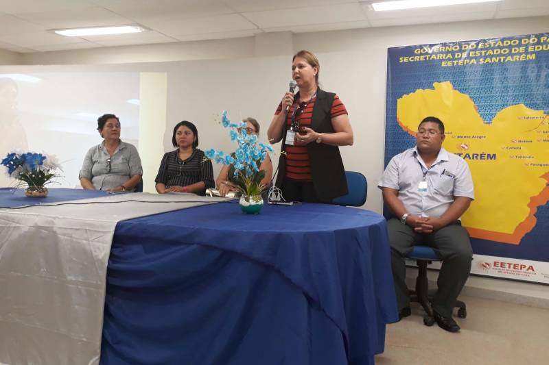 "Hoje recebo mais um certificado pela conclusão de curso realizado aqui na Escola Técnica e não quero parar. Estar qualificado é muito bom. A gente se sente mais preparado", garante o jovem Jean Lucas, 25 anos, dono de três certificados pela Escola Técnica do Estado do Pará (EETEPA) - Polo Santarém nos cursos de Fiscalização Ambiental, Agente de Informações Turísticas e o último em Segurança no Trabalho na Construção Civil. Ele se juntou a outros 320 alunos que tiveram a satisfação de concluir seus cursos. Agora, são 705 novos profissionais formados pela instituição, devidamente aptos a ocupar uma vaga no disputado mercado de trabalho. Esta é a segunda cerimônia de formatura realizada no auditório da Escola Técnica, em Santarém, na região oeste. A primeira foi realizada com uma turma de 384 concluintes, em outubro de 2017. Na foto, a coordenadora do setor na Secretaria, Mari Elisa Almeida (falando).
FOTO: SAMUEL ALVARENGA / ASCOM CRGBA
DATA: 14.06.2018
SANTARÉM - PARÁ <div class='credito_fotos'>Foto: SAMUEL ALVARENGA / ASCOM CRGBA | <a href='/midias/2018/originais/dc089c89-fae2-491f-8d05-ff8b82d2df71.jpg' download><i class='fa-solid fa-download'></i> Download</a></div>