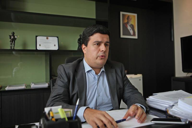 A Arcon fiscaliza também se as gratuidades estão sendo devidamente concedidas aos usuários que têm esse direito. A lei determina que toda embarcação ou veículo deve reservar 15% de suas passagens, a cada viagem, para portadores de deficiência, crianças de até 6 anos, policiais militares e bombeiros em serviço, servidores dos Correios e maiores de 65 anos. “Se a pessoa reportar algum tipo de problema para o fiscal, e ele realmente identificar que o direito não está sendo concedido, o fiscal fará a abordagem junto à empresa para que ela faça a emissão da passagem”, pontua Bruno Guedes (foto), diretor geral da Arcon.
FOTO: RODOLFO OLIVEIRA / AG. PARÁ
DATA: 04.07.2018
BELÉM - PARÁ <div class='credito_fotos'>Foto: Rodolfo Oliveira/Ag. Pará | <a href='/midias/2018/originais/dc11a1b8-cde0-4642-9d31-0553d91345a2.jpg' download><i class='fa-solid fa-download'></i> Download</a></div>
