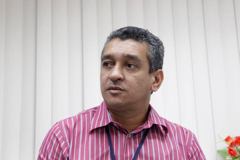 A Superintendência do Sistema Penitenciário do Estado (Susipe) trabalhará de forma integrada com os demais órgãos do Sistema de Segurança Pública durante a Operação Verão 2018. As principais ações adotadas, em parceria com as polícias Civil e Militar, serão intensificar as revistas nas unidades prisionais do Estado e condução e transporte de pessoas presas em Salinópolis. Um caminhão-cela, com capacidade para 20 presos, e um furgão serão cedidos pela Susipe aos finais de semana de julho. Durante a Operação Verão 2018, as unidades prisionais da capital e do interior terão o espaço aéreo monitorado para acompanhar a movimentação de presos. O Grupamento Aéreo de Segurança Pública (Graesp) fará sobrevoos programados aos finais de semana. Na foto, o diretor-geral Penitenciário da Susipe, coronel Mauro Matos.
FOTO: AKIRA ONUMA / ASCOM SUSIPE
DATA: 03.07.2018
BELÉM - PARÁ <div class='credito_fotos'>Foto: Akira Onuma / Ascom Susipe | <a href='/midias/2018/originais/dc13fd60-3bd5-4624-870d-bd5e3c204f73.jpg' download><i class='fa-solid fa-download'></i> Download</a></div>
