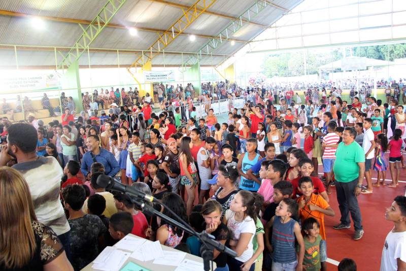 O aniversário do município de Curionópolis, nesta quinta-feira, 10 de maio, foi comemorado com shows, inaugurações e assinatura de convênio com o Governo do Pará para a implantação da iluminação do trecho urbano da PA-257. A obra tem investimento estadual de R$ 2.705.099,00. A secretária de Municípios Sustentáveis, Izabela Jatene, representou o governador Simão Jatene na cerimônia. A programação iniciou com a inauguração de obras municipais, como o Centro Técnico e Esportivo de Curionópolis (foto) e a Praça da Juventude. Um bolo de 30 metros e os parabéns entoados pela população deram o tom da comemoração.
FOTO: ANTONIO MACEDO / DIVULGAÇÃO
DATA: 10.05.2018
CURIONÓPOLIS - PARÁ <div class='credito_fotos'>Foto: ANTONIO MACEDO / DIVULGAÇÃO | <a href='/midias/2018/originais/dc147fa4-b938-47c1-a19b-a8442ce2357c.jpg' download><i class='fa-solid fa-download'></i> Download</a></div>