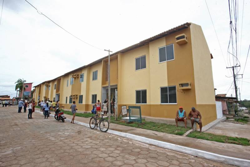 A tarde desta quarta-feira (02), foi de alegria para vinte famílias do Projeto Taboquinha, em Icoaraci, que ganharam uma nova habitação, com sala, cozinha, banheiro, dois quartos e área externa. Elas receberam as chaves de seus apartamentos das mãos da presidente da COHAB, Lene Farinha, de diretores da Companhia de Habitação e do deputado federal Arnaldo Jordy. Segundo a presidente da COHAB, Lene Farinha, o projeto Taboquinha "sempre foi dinâmico e já conseguimos avançar muito aqui. Falta entregar cerca de quarenta e quatro unidades habitacionais e fazer a revitalização dos canais, para assim concluirmos as obras", declarou. Ela solicitou que os novos moradores zelem pelas unidades e conservem as áreas livres. Ela também anunciou que está sendo preparada uma área ao lado da ponte do Cruzeiro destinada a um projeto voltado exclusivamente para os pescadores.
FOTO: CARLOS SODRÉ / AG. PARÁ
DATA: 02.05.2018
BELÉM - PARÁ <div class='credito_fotos'>Foto: Carlos Sodré/Agência Pará | <a href='/midias/2018/originais/dc17ff0a-afe9-42c8-bb1c-ad6e22af55e9.jpg' download><i class='fa-solid fa-download'></i> Download</a></div>