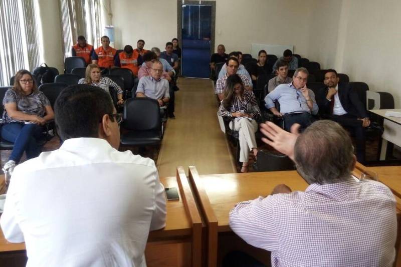 Uma parceria entre a Secretaria de Estado de Transportes (Setran), o Centro Regional de Governo do Sudeste do Pará e a Defesa Civil vai possibilitar a intervenção em 17 municípios do Estado que tiveram caracterizadas situações de emergência, em função das fortes chuvas que têm atingido, especialmente, as regiões sul e sudeste do Pará. Em reunião de diretoria ocorrida na manhã desta segunda-feira (2), no auditório da Setran, com a participação do secretário Regional de Governo, Jorge Bittencourt, e de representantes da Defesa Civil, o secretário de Estado de Transportes, Kleber Menezes.
FOTO: ASCOM SETRAN
DATA: 02.04.2018
BELÉM - PARÁ <div class='credito_fotos'>Foto: ASCOM SETRAN | <a href='/midias/2018/originais/dc20d4dc-bb3d-46d1-854c-870f067bc0bf.jpg' download><i class='fa-solid fa-download'></i> Download</a></div>