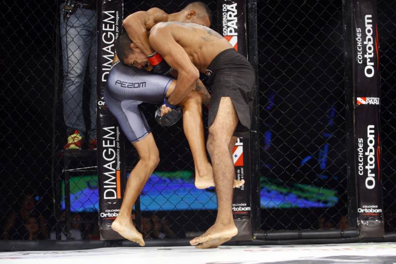 O mundo do MMA conheceu neste sábado os novos guerreiros paraenses. Dos 34 lutadores que entraram no octógono do Jungle Fight 93, 31 representaram o estado. Destaque para Ivanildo Monstrinho e Francisco Figueiredo, que conquistaram os cinturões interinos das categorias 57kg e 61kg, respectivamente, diante do público que lotou o Centro de Convenções da Amazônia – Hangar, com apoio da Secretaria de Estado de Esporte e Lazer.
FOTO: THIAGO GOMES / AG. PARÁ
DATA: 28.04.2018
BELÉM - PARÁ <div class='credito_fotos'>Foto: Thiago Gomes /Ag. Pará | <a href='/midias/2018/originais/dc24847d-5d98-4527-8d24-242881e1836c.jpg' download><i class='fa-solid fa-download'></i> Download</a></div>