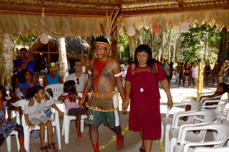 O que motiva um grupo de jovens indígenas da nação indígena Gavião, a concluir o Ensino Médio sem sair da aldeia, localizada no município Bom Jesus do Tocantins, na região sudeste do Estado? A escola construída dentro da reserva, em forma de maloca, com toda natureza ao redor, foi determinante para manter o foco dos alunos do Mundiar nos estudos. Mas a professora, algumas vezes, preferiu levar a aula para o meio da plantação ou para a beira do rio. Uma atitude pedagógica com elevado significado. A estratégia de relacionar o conteúdo da proposta na Matriz Curricular à realidade da aldeia Akrãkikatêjê, durante as aulas, foi montada pela cacique Kátia Tonkyre, para cumprir a promessa feita em 2016, quando a turma foi formada, de que todos os estudantes matriculados iriam se empenhar ao máximo para concluir o Ensino Médio, por meio da metodologia do Projeto Mundiar (foto), implantado pela Secretaria de Estado de Educação (Seduc). O Mundiar visa corrigir a distorção escolar idade/ano e reduzir a repetência e a evasão de alunos.
FOTO: FERNANDO NOBRE / ASCOM SEDUC
DATA: 15.06.2018
BOM JESUS DO TOCANTINS - PARÁ <div class='credito_fotos'>Foto: FERNANDO NOBRE/ASCOM SEDUC | <a href='/midias/2018/originais/dc251188-a252-44aa-b70d-d0da563e95f4.jpg' download><i class='fa-solid fa-download'></i> Download</a></div>