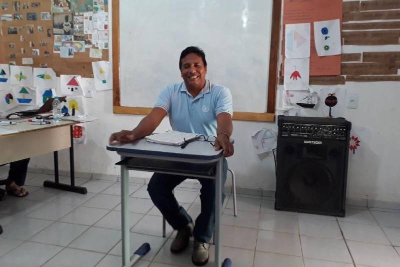 A conservação dos valores, da identidade e das línguas tradicionais tem na formação de professores indígenas sua maior aliada no Pará. Desde 2012, o Governo do Estado, por meio do Núcleo de Formação Indígena (Nufi), da Universidade do Estado do Pará (Uepa), avança na articulação com as comunidades e organizações e a política indigenista da instituição com a garantia dos cursos de graduação e pós-graduação em Licenciatura Intercultural Indígena, que atende à emergência histórica de apropriação, pelos povos, de sua formação escolar. Com cinco turmas de professores já graduados – das etnias Gavião, Tembé e Suruí Aikewara, Wai-Wai e Tapajós Arapiuns –, a formação dos educadores indígenas subsidia uma educação capaz de expressar a diversidade e pluralidade de suas culturas, com respeito aos processos próprios de aprendizagem, conforme preconiza a Constituição Federal para a garantia de direitos dessas comunidades. Atualmente, há seis turmas de graduação em andamento, com 206 alunos de diversas etnias matriculados. Na pós-graduação, há a reserva de vagas aos egressos do curso de Licenciatura Intercultural Indígena, mas também ingressam alunos oriundos de outras áreas, o que já contabiliza três turmas em curso, totalizando 122 alunos.
FOTO: DIVULGAÇÃO
DATA:19.04.2018
BELÉM - PARÁ <div class='credito_fotos'>Foto: Divulgação | <a href='/midias/2018/originais/dc27d154-22f8-4b65-98c0-978df726dc41.jpg' download><i class='fa-solid fa-download'></i> Download</a></div>