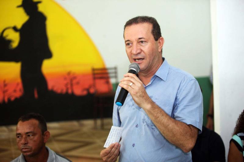 O governo do Pará dá seguimento às ações de reconhecimento de propriedade de terras em todas as regiões do Estado com a entrega, na manhã desta sexta-feira (16), de 124 títulos para pequenos produtores rurais do município de Bujaru, no nordeste paraense. A cerimônia, realizada no Sindicato de Produtores Rurais do município, foi conduzida pelo governador Simão Jatene e contou com a presença de secretários de Estado, parlamentares, prefeitos e autoridades da região. Os documentos expedidos pelo Instituto de Terras do Pará (Iterpa) vão atender famílias que residem em 15 comunidades do município, entre elas a Jutai, Igarapezinho, Jabatiteua, Guajará-Miri, Guajará-Açu, Ramal do Puxador, Ramal do Caiti, Santa Maria, São Luiz, Cajuíra, entre outras localizadas ao longo da Rodovia PA-140, totalizando mais de 6 mil hectares de áreas tituladas. Na foto, Presidente da ALEPA, Mácio Miranda.
FOTO: THIAGO GOMES / AG PARÁ
DATA: 16.02.2018
BUJARÚ - PARÁ <div class='credito_fotos'>Foto: Thiago Gomes /Ag. Pará | <a href='/midias/2018/originais/dc2a054b-3d57-4229-adbd-0145d18ba43a.jpg' download><i class='fa-solid fa-download'></i> Download</a></div>