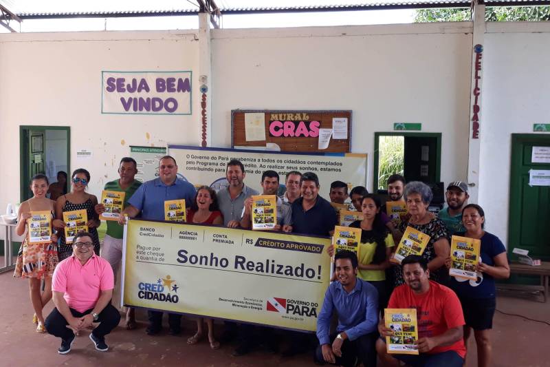 O programa CredCidadão ajudou a concretizar os sonhos de empreendedores dos municípios de Belterra (foto) e Mojuí dos Campos, no Baixo Amazonas, nesta quarta feira (02), contribuindo a dinamizar os negócios dos mais variados segmentos econômicos - de cosméticos à criação de galinhas ou de assistência técnica de celulares à venda de polpa de frutas.
FOTO: ASCOM CREDCIDADÃO
DATA: 02.05.2018
BELTERRA - PARÁ <div class='credito_fotos'>Foto: ASCOM / CREDCIDADÃO | <a href='/midias/2018/originais/dc36eb62-fcad-41d1-a705-e61136d6a7e8.jpg' download><i class='fa-solid fa-download'></i> Download</a></div>