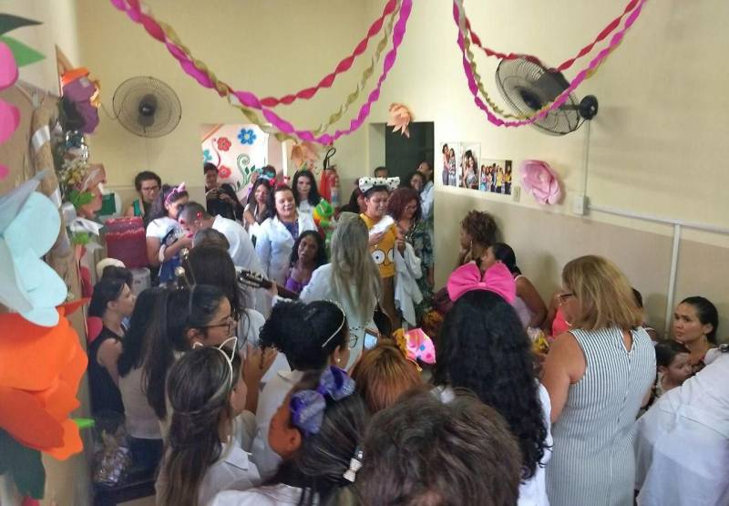 A Classe Hospitalar, da Secretaria de Estado de Educação (Seduc) celebrou, nesta quarta-feira, 28, a Páscoa no Espaço Acolher, da Fundação Santa Casa de Misericórdia do Estado do Pará (FSCMP) Com o tema “Partilha”, a celebração foi dividida em orações e momentos de referências históricas de momentos bíblicos. A partilha foi representada, simbolicamente pelo conhecimento, por meio da doação de livros feita pela Imprensa Oficial do Estado (IOE) à aluna Cássia Ellen. Já o sentimento de compaixão foi representado pelo ato da Coordenadoria da Comissão Estadual de Combate ao Escalpelamento, com a doação de cabelos para a confecção de perucas entregues a meninas, que perderam parte do couro cabeludo em acidentes com eixos de embarcações. Ao final, foram entregues aos presentes, exemplares de livros de literatura paraenses doados pela IOE.
FOTO: ASCOM / SEDUC
DATA: 28.03.2018
BELÉM - PARÁ <div class='credito_fotos'>Foto: ASCOM SEDUC | <a href='/midias/2018/originais/dc3efb10-0b2f-49fd-8fa2-52bf0d43acdc.jpg' download><i class='fa-solid fa-download'></i> Download</a></div>