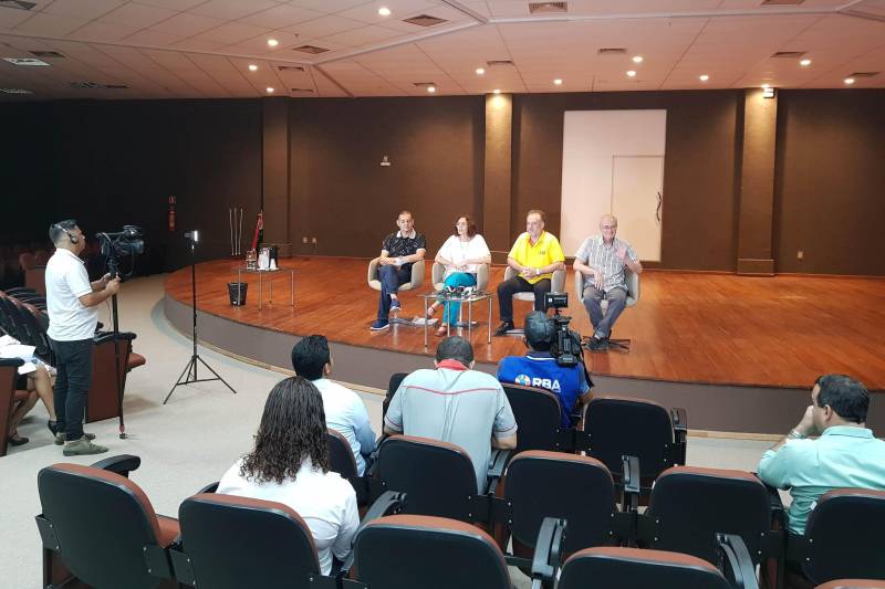 Os organizadores acertam os últimos detalhes do I Salão do Livro do Sul e Sudeste do Pará, que será aberto oficialmente nesta sexta-feira (27), a partir das 19 h, no auditório do Carajás Centro de Convenções Leonildo Borges Rocha, em Marabá. O evento, que prossegue até 06 de maio. Nesta quinta-feira (26) jornalistas de Marabá conheceram a programação do evento durante entrevista coletiva com a diretora de Cultura da Secult, Ana Catarina Brito; José Sherer, secretário de Cultura de Marabá; Melquíades Justiniano, diretor do Cine Marrocos, e Robério Silva, representante da Associação Nacional de Livrarias.
FOTO: ASCOM CRGSP
DATA: 26.04.2018
MARABÁ - PARÁ <div class='credito_fotos'>Foto: ASCOM CRGSP | <a href='/midias/2018/originais/dc451f31-08f8-4a2f-8e02-35199ccea461.jpg' download><i class='fa-solid fa-download'></i> Download</a></div>
