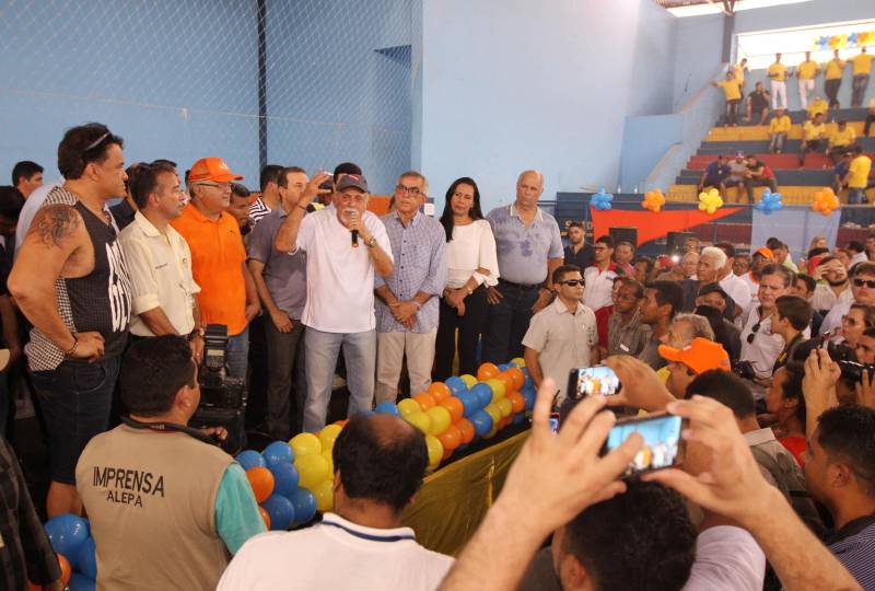 O governador Simão Jatene (foto), na manhã deste sábado (14), no município de Castanhal, nordeste do Pará, assinou oficialmente a lei que regulamenta o serviço de transporte alternativo intermunicipal de passageiros. A cerimônia ocorreu no ginásio Loyola Passarinho.

FOTO: CRISTINO MARTINS / AG. PARÁ
DATA: 14.04.2018
CASTANHAL - PARÁ <div class='credito_fotos'>Foto: Cristino Martins/Ag. Pará   |   <a href='/midias/2018/originais/dc4f2aaa-6616-432d-a801-107a8825db17.jpg' download><i class='fa-solid fa-download'></i> Download</a></div>
