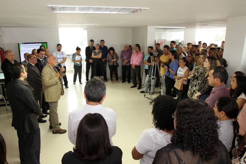Restaurante self service, rampa de acesso, nova fachada, câmeras de vigilância e elevadores elétricos. O prédio-sede da Secretaria Estadual de Meio Ambiente e Sustentabilidade (Semas), em Belém, continua no mesmo lugar, mas parece novo. Após um processo de reforma, o prédio foi entregue aos servidores nesta sexta-feira, 16, pelo governador Simão Jatene (foto).
FOTO: CRISTINO MARTINS / AG. PARÁ
DATA: 16.03.2018
BELÉM - PARÁ <div class='credito_fotos'>Foto: Cristino Martins/Ag. Pará | <a href='/midias/2018/originais/dc4ff822-a3e6-47a2-8e74-8b8f52e298b0.jpg' download><i class='fa-solid fa-download'></i> Download</a></div>