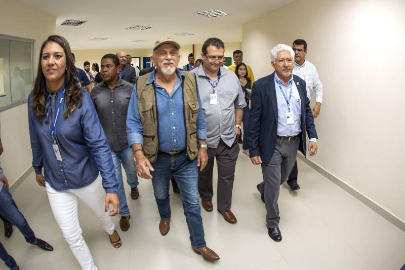 Governador Simão Jatene e comitiva da Uepa durante inauguração do bloco IV, do campus VIII da Uepa, em Marabá, na tarde desta sexta-feira, 6.
FOTO: NAILANA THIELY
DATA: 06.04.18
MARABÁ-PARÁ <div class='credito_fotos'>Foto: Agência Pará | <a href='/midias/2018/originais/dc590f5c-de09-409d-84c6-71fba89d0731.jpg' download><i class='fa-solid fa-download'></i> Download</a></div>