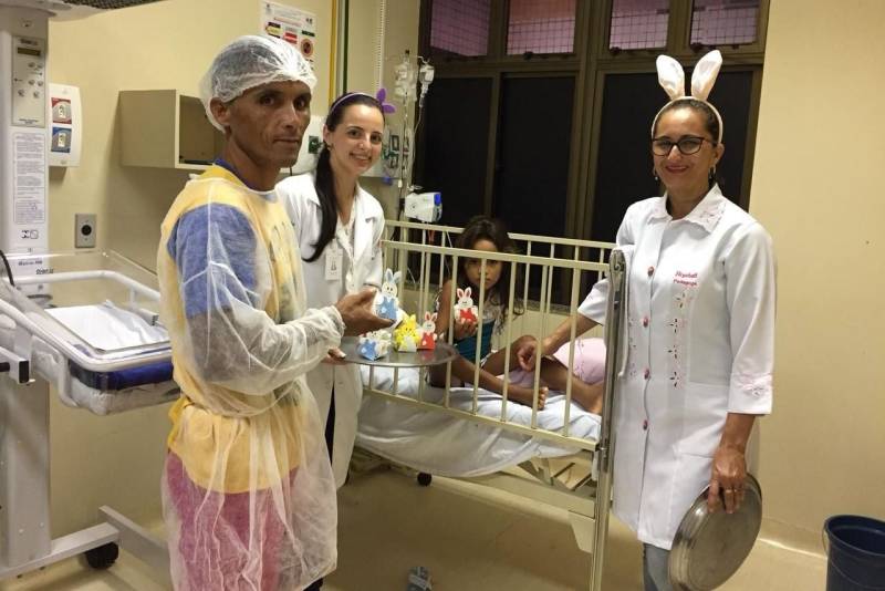 Hospitais públicos estaduais comemoram Páscoa, levando alegria, mensagem de fé e muita animação para os menores usuários em atendimento nos ambulatórios, nas brinquedotecas e os internados nas clínicas de Pediatria.
FOTO: ASCOM HGT
DATA: 01.04.2018
TAILÂNDIA - PARÁ <div class='credito_fotos'>Foto: ASCOM HGT TAILÂNDIA | <a href='/midias/2018/originais/dc5928f7-461c-4600-9142-59bcc608adab.jpg' download><i class='fa-solid fa-download'></i> Download</a></div>