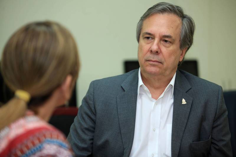 Com a chegada do verão, as obras de prolongamento da Avenida João Paulo II entram em ritmo acelerado. A partir do final desta semana, o número de operários envolvidos na obra, que hoje chega a 350, vai passar a ser de 600, o que garantirá maior celeridade na conclusão das obras, previstas para até o final de julho. “Faltam menos de 10% para que a gente conclua toda a obra. São detalhes de pavimentação nas vias de acesso, calçada, gradil, iluminação, o que a gente chama de acabamento. E nesse acabamento, incluímos também as passarelas, que são montadas fora e, a partir daí, são levadas para o canteiro de obra e colocadas em seus devidos lugares. As passarelas são importantes para segurança dos pedestres que vão precisar atravessar a João Paulo. Da mesma forma, a sinalização horizontal e vertical são fundamentais para circulação dos pedestres, motoristas, motociclistas e ciclistas por toda a avenida. A expectativa é que possamos entregar o mais breve possível o prolongamento da Avenida João Paulo II à população, de forma a garantir melhoria da qualidade de vida, saúde, lazer, mobilidade e mais segurança para quem mora nessa área”, informa o diretor geral do Núcleo de Gerenciamento de Transportes Metropolitano (NGTM), César Meira (foto).

FOTO: MÁCIO FERREIRA / AG. PARÁ
DATA: 12.06.2018
BELÉM - PARÁ <div class='credito_fotos'>Foto: MÁCIO FERREIRA/ AG. PARÁ   |   <a href='/midias/2018/originais/dc5c8047-f189-4cc5-bdf9-c987dbc9c435.jpg' download><i class='fa-solid fa-download'></i> Download</a></div>