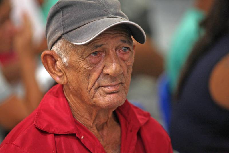 “Perdi todos os documentos na chuva, assim como quase tudo de dentro da casa. Poder tirar os documentos hoje, menos de uma semana depois do desastre e tudo de graça, é bom, chegou na hora certa e vai ajudar muita gente mesmo”. A fala é Adriano Pinheiro, morador do bairro Angelim, um dos 15 afetados pela forte enxurrada que alagou 40% do município de Paragominas, no nordeste paraense, na semana passada. Ele se soma a outras centenas de pessoas que estiveram nesta terça-feira (17), na Escola Municipal Anésia da Costa Chaves, primeiro local da Caravana do ProPaz no município. Semelhante as demais ações do ProPaz Cidadania, o programa está viabilizando no município a emissão de 2ª via de Certidão de Nascimento, Registro Geral (RG), 2ª via de CPF, carteira social (mudança de gênero), fotos para os documentos e a carteira do ID Jovem, que possibilita a jovens de 15 a 29 anos, diversos benefícios, entre eles, meia passagem em trajetos interestaduais. Na foto, seu Sebastião Souza.
FOTO: SIDNEY OLIVEIRA / AG. PARÁ
DATA: 17.04.2018
PARAGOMINAS - PARÁ
<div class='credito_fotos'>Foto: Sidney Oliveira/Ag. Pará | <a href='/midias/2018/originais/dc6136c6-163f-4bc5-9943-b9971f286870.jpg' download><i class='fa-solid fa-download'></i> Download</a></div>