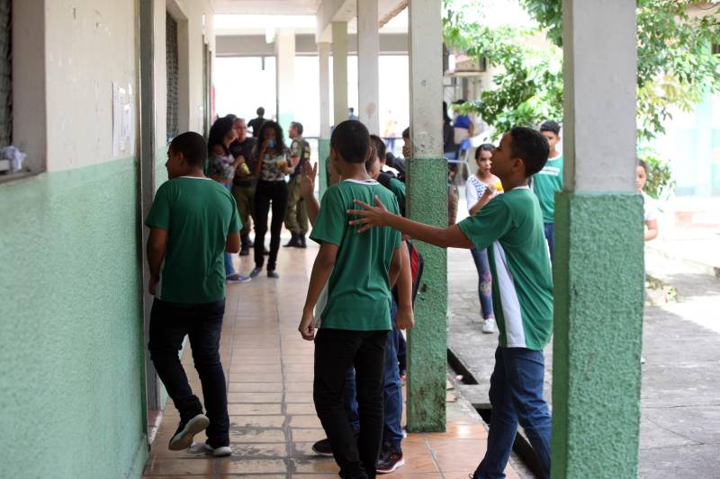 Trinta e oito agentes de segurança pública do Estado participam, no Instituto de Ensino de Segurança Pública do Pará (Iesp), de um curso de especialização da Companhia Independente de Policiamento Escolar (Cipoe). A capacitação começou no dia 26 de fevereiro e vai até 23 de março, com aulas de segunda a sexta, nos turnos da manhã e tarde. Os agentes de segurança estão sendo treinados para atuar na segurança junto às comunidades escolares do Estado. Este é o segundo curso que acontece para a qualificação do policiamento escolar do Comando de Policiamento Especializado, através da Companhia Independente de Policiamento Escolar (Cipoe). O primeiro foi em 2017, e qualificou 40 policiais. Na foto, policiamento na escola estadual Dom Pedro II.
FOTO: SIDNEY OLIVEIRA / AG. PARÁ
DATA: 13.03.2018
BELÉM - PARÁ <div class='credito_fotos'>Foto: Sidney Oliveira/Ag. Pará | <a href='/midias/2018/originais/dc7348f4-4b3b-402d-8f03-c3e00223be4a.jpg' download><i class='fa-solid fa-download'></i> Download</a></div>