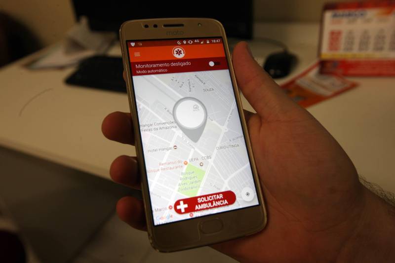 O Corpo de Bombeiros Militar do Pará (CBMP) disponibilizará, nos próximos meses, um aplicativo que aciona automaticamente o serviço de emergência em caso de acidentes. Por meio do ‘192 Smart’, gratuito para todos os usuários, qualquer pessoa pode fazer um chamado ao serviço de urgência de maneira rápida e inteligente. O app (foto) usa a exclusiva tecnologia SOSmart, que detecta colisões de forma automática e realiza o chamado para o 192 mesmo que a vítima esteja inconsciente após um acidente, ou impossibilitado de fazer o chamado. Para disponibilizar o aplicativo, o Corpo de Bombeiros Militar do Pará assinou um Termo de Cooperação na última sexta-feira (26). O Pará é a primeira corporação do Corpo de Bombeiros no Brasil a usar a ferramenta. Até o momento, o aplicativo é utilizado pela prefeitura de Limeira, em São Paulo, mas segundo o subdiretor de Telemática do CBMP, major Marcos Queiroz (foto), mais de 400 prefeituras em todo o Brasil já estão cadastradas para a utilização do “192 Smart”.
FOTO: CARLOS SODRÉ / AG. PARÁ
DATA: 26.02.2018
BELÉM - PARÁ <div class='credito_fotos'>Foto: Carlos Sodré/Agência Pará | <a href='/midias/2018/originais/dc77a729-3996-4d7e-a89b-ee94afb3b905.jpg' download><i class='fa-solid fa-download'></i> Download</a></div>