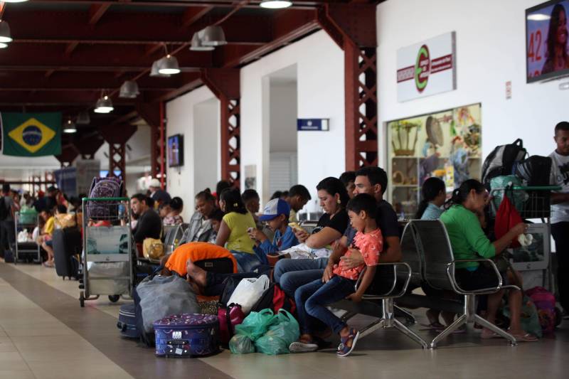 O Terminal Hidroviário do Porto de Belém “Luiz Rebelo Neto” registrou um movimento recorde no final de semana que marcou o início das férias escolares. Exatamente 6.615 pessoas passaram pelo terminal, entre embarque e desembarque.
FOTO: SIDNEY OLIVEIRA / AG. PARÁ
DATA: 03.07.2018
BELÉM - PARÁ <div class='credito_fotos'>Foto: Sidney Oliveira/Ag. Pará | <a href='/midias/2018/originais/dc7f1df4-c133-43b1-9a24-1c487800db7a.jpg' download><i class='fa-solid fa-download'></i> Download</a></div>
