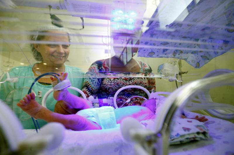 Referência em partos de alto risco no Pará, a Santa Casa de Misericórdia começa a instalar, neste final de semana, as 38 incubadoras neonatais adquiridas pela Secretaria de Estado de Saúde (Sespa) para reforçar a qualidade do tratamento e acompanhamento dos prematuros nascidos na Unidade Materno-Infantil da instituição. 

FOTO: SIDNEY OLIVEIRA / AG. PARÁ
DATA: 27.02.2015
BELÉM - PARÁ <div class='credito_fotos'>Foto: Sidney Oliveira/Ag. Pará   |   <a href='/midias/2018/originais/dc815f6c-a71c-4d69-8512-adf75347b39a.jpg' download><i class='fa-solid fa-download'></i> Download</a></div>