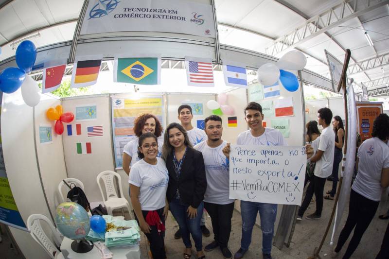 Durante toda esta quinta-feira, 10, a Feira Vocacional da Universidade do Estado do Pará (Uepa) recebeu a visita de estudantes do ensino médio de escolas públicas e particulares da Região Metropolitana de Belém. Cada graduação da Uepa tinha um estande no hall de exposição do Centro Cultural Tancredo Neves (Centur), tudo para que os estudantes pudessem conhecer mais sobre os cursos, a atuação dos profissionais formados e o desenho curricular das disciplinas.
FOTO: NAILANA THIELY / ASCOM UEPA
DATA: 10.05.2018
BELÉM - PARÁ <div class='credito_fotos'>Foto: Nailana Thiely / Ascom Uepa | <a href='/midias/2018/originais/dc82ae0a-4320-4eb4-bc8a-6e0e971a911e.jpg' download><i class='fa-solid fa-download'></i> Download</a></div>