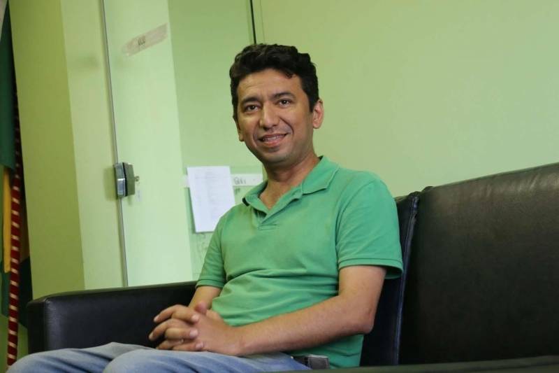 A retirada da vesícula biliar (colecistectomia) é uma das cirurgias hospitalares mais realizadas pelos segurados do Instituto de Assistência dos Servidores do Estado do Pará (Iasep). Cirurgia que dura cerca de uma hora e com bons índices de recuperação, a colecistectomia foi realizada por mais de 400 segurados do Instituto entre os meses de janeiro e maio de 2018. “De acordo com nossos relatórios, nos cinco primeiro meses do ano, o Iasep autorizou 6.246 cirurgias e procedimentos especiais, de forma eletiva. A cirurgia de catarata é a mais procurada dentre os procedimentos ambulatoriais, mas a retirada de vesícula é a principal cirurgia com internação hospitalar”, explica a coordenadora de Assistência à Saúde do Iasep, Lorena Bandeira. Segundo ela, o Instituto também garantiu outras cirurgias, sem necessidade de autorização, através das unidades de urgência e emergência. Na foto, o professor Edlândio de Oliveira, 38 anos.
FOTO: ETTIENE ANGELIM / ASCOM IASEP
DATA: 21.06.2018
BELÉM - PARÁ <div class='credito_fotos'>Foto: ETTIENE ANGELIM / ASCOM IASEP | <a href='/midias/2018/originais/dc86ff26-b6a7-4d2c-9ae6-2e6b9b88669e.jpg' download><i class='fa-solid fa-download'></i> Download</a></div>