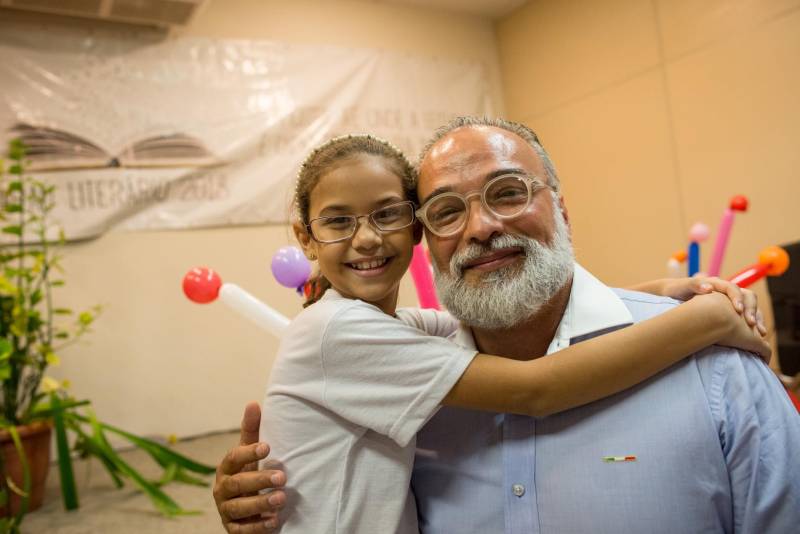 “A cultura tem o poder de emocionar”. A frase dita pela professora Ruth Valin marcou o tom do Sarau Literário na manhã desta sexta-feira, 8, no Preventório Santa Terezinha, no bairro do Marco, em Belém, que contou com a presença do escritor paraense Daniel Leite (com barba), homenageado pelas crianças atendidas pela instituição e os alunos da Escola Estadual Santa Terezinha, que funciona no mesmo prédio. Elas cantaram músicas infantis e recitaram trechos das obras “A história das crianças que plantaram um rio” e “A menina árvore”, de Daniel Leite, além de apresentar uma dramatização sobre a primeira obra. Muito concentrados e com a leitura bem ensaiada, os pequeninos emocionaram a todos, principalmente o escritor convidado para o sarau. Segundo a professora Odinéia Bastos, que orientou os alunos na leitura do livro “A história das crianças que plantaram um rio”, elas soltaram a imaginação durante a leitura da obra, e dessa viagem saíram desenhos, pinturas, colagens e poemas, que enfeitaram o auditório e os corredores da instituição, encantando a todos os presentes.
FOTO: FERNANDO SETTE CÂMARA / ASCOM IOE
DATA: 08.06.2018
BELÉM - PARÁ <div class='credito_fotos'>Foto: FERNANDO SETTE CÂMARA / ASCOM IOE | <a href='/midias/2018/originais/dc87fff3-757c-4f09-bdd0-73c68b1e6a77.jpg' download><i class='fa-solid fa-download'></i> Download</a></div>