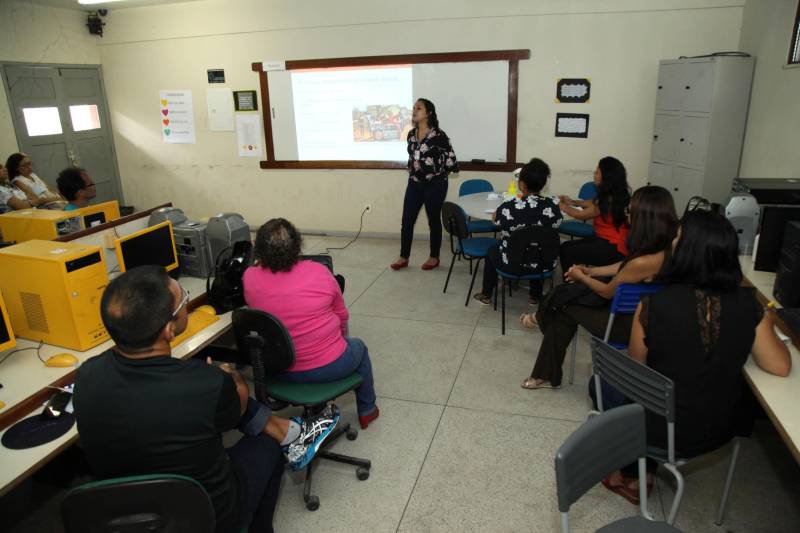 Nesta segunda-feira (5), a Secretaria de Estado de Justiça e Direitos Humanos do Pará (Sejudh) apresentou a docentes e alunos da Estadual Professora Ruth Rosita de Nazaré Gonzales, do bairro do Guamá, em Belém, o projeto ‘Escravo Nem Pensar’, desenvolvido pela ONG Repórter Brasil. A apresentação do projeto foi feita pela psicóloga da Sejudh, Roberta Flores (foto), que é integrante da Comissão Estadual de Erradicação do Trabalho Escravo (Coetrae/PA).
FOTO: WAGNER ALMEIDA / ASCOM SEJUDH
DATA: 05.02.2018
BELÉM - PARÁ <div class='credito_fotos'>Foto: Wagner Almeida/ Ascom Sejudh | <a href='/midias/2018/originais/dc897b48-0a60-4b0c-bac0-b197a9a73883.jpg' download><i class='fa-solid fa-download'></i> Download</a></div>
