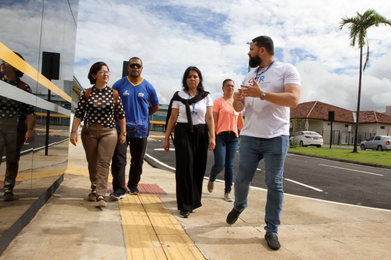 O Centro Integrado de Inclusão e Reabilitação (CIIR), em Belém, recebeu no último sábado (1°) a visita do tetracampeão paralímpico de judô Antônio Tenório. Acompanhado pelo diretor-executivo do Centro, José Neto, de outros diretores e fisioterapeutas, que descreveram a estrutura oferecida à população, o paratleta aprovou os recursos disponíveis no espaço.

FOTO: CRISTINO MARTINS / AG. PARÁ
DATA: 01.12.2018
BELÉM - PARÁ <div class='credito_fotos'>Foto: Cristino Martins/Ag. Pará   |   <a href='/midias/2018/originais/dc8dbc22-6458-4530-a539-bc994b12aabc.jpg' download><i class='fa-solid fa-download'></i> Download</a></div>