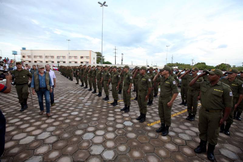 O Governador do Estado, Simão Jatene, também entregou para a região mais de 90 viaturas (foto) , 65 caminhonetes e 27 carros utilitários (pálios weekend), com destaque para duas da patrulha rural e uma para ronda escolar específica para Marabá. O Secretário de Estado de Segurança Pública, Luiz Fernandes, ressaltou que os veículos vão substituir a frota nas regiões sul e sudeste. “Surgiu uma demanda do policiamento rural, e já uma semana depois, por determinação do governador, já trouxemos as viaturas e já temos o policiamento disponível para fazer esse patrulhamento, que vai iniciar na região sudeste, mas se estenderá para a região sul e nordeste do estado. Hoje estamos substituindo toda a frota de veículos da região sul e sudeste, além disso o governador determinou onde tiver policiamento vai ter uma viatura, e já foi apresentado para a região os novos policiais que tomaram posse, nós não temos mais nenhum município sem delegado”, pontuou. Outras conquistas citada pelo Secretário da SEGUP foi o aumento do Núcleo de Apoio à Investigação e a criação de um conselho regional para acompanhar as ações de segurança pública.
FOTO: SIDNEY OLIVEIRA / AG. PARÁ
DATA: 06.04.2018
MARABÁ - PARÁ <div class='credito_fotos'>Foto: Sidney Oliveira/Ag. Pará | <a href='/midias/2018/originais/dc91a169-974e-42d6-98ff-ed78f565e5bb.jpg' download><i class='fa-solid fa-download'></i> Download</a></div>