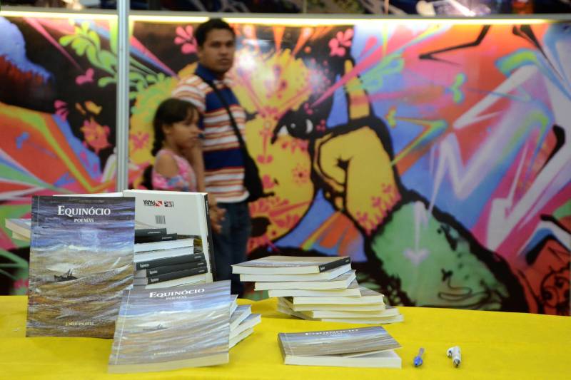 Os estudantes da Secretaria de Estado de Educação (Seduc) podem contar com um reforço especial nas aulas de Literatura, por meio de incentivo do jornalista e poeta Nélio Palheta, que autografou, nesta terça-feira, 5, no estande da Seduc na XXII Feira Pan-Amazônica do Livro, sua obra de poesia “Equinócio”, lançada ano passado pela Imprensa Oficial do Estado, que este ano está sendo utilizada de forma pedagógica durante o evento.
FOTO: FERNANDO NOBRE / ASCOM SEDUC
DATA: 05.06.2018
BELÉM - PARÁ <div class='credito_fotos'>Foto: FERNANDO NOBRE/ASCOM SEDUC | <a href='/midias/2018/originais/dc924319-d3ed-4fb6-9baa-61e7f413c667.jpg' download><i class='fa-solid fa-download'></i> Download</a></div>