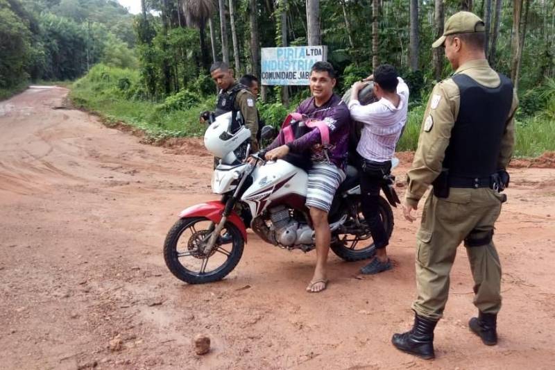 A Polícia Militar, em parceria com a Polícia Civil e o Centro de Perícias Científicas Renato Chaves, deflagrou na última quarta-feira (27) a "Operação Fronteira", para fiscalizar e combater o tráfico de drogas, o porte ilegal de armas e o roubo de veículos nos municípios de Óbidos, Oriximiná e Almeirim, no oeste paraense.
FOTO: ASCOM PMPA
DATA: 27.06.2018
<div class='credito_fotos'>Foto: Ascom PMPA | <a href='/midias/2018/originais/dc963e72-3bd8-491c-b8fa-5f7f601dc50f.jpg' download><i class='fa-solid fa-download'></i> Download</a></div>