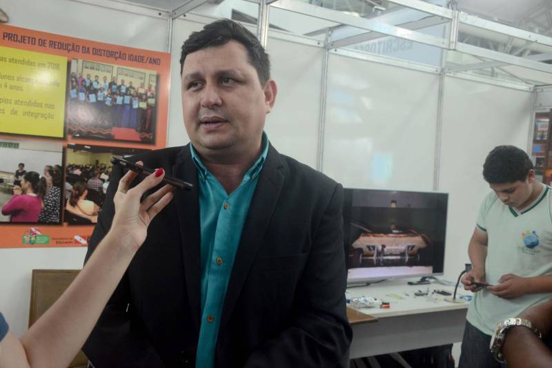 O projeto "Tecnologias sustentáveis: braço robótico" foi apresentado, nesta terça-feira (5), no estande da Secretaria de Estado de Educação (Seduc), na 22ª Feira Pan-Amazônica do Livro, no Hangar Convenções e Feiras da Amazônia com programação até o dia 10, com entrada franca. Criado em 2017 por estudantes do ensino técnico da Escola Estadual Dom Aristides Pirovano, o projeto busca incluir pessoas com deficiência utilizando materiais de baixo custo na fabricação do braço robótico. Membro da equipe desenvolvedora, o aluno Ayrton Sousa, 17 anos, apresentava aos visitantes a sua criação. "Tivemos a ideia de fazer um projeto utilizando materiais recicláveis e sustentáveis. Levamos cerca de três meses para produzir este braço robótico e nosso objetivo é aprimorar ele cada vez mais", conta o estudante. Na foto, o coordenador do projeto, Rainer Castro.

FOTO: RAI PONTES / ASCOM SEDUC
DATA: 05.06.2018
BELÉM - PARÁ <div class='credito_fotos'>Foto: Rai Pontes/Ascom Seduc   |   <a href='/midias/2018/originais/dca19306-7b28-4dd3-97e3-6942f451329b.jpg' download><i class='fa-solid fa-download'></i> Download</a></div>